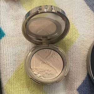 Elegant Shimmering Eyeshadow